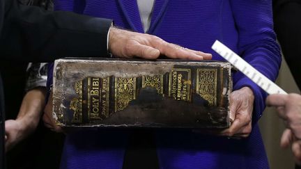 Le vice-pr&eacute;sident am&eacute;ricain, Joe Biden (G), pr&ecirc;te serment sur sa bible de famille tenue par son &eacute;pouse Jill, &agrave; Washington (Etats-Unis), le 20 janvier 2013. (CAROLYN KASTER / AP / SIPA)