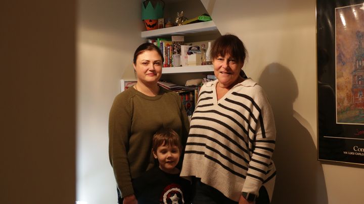 Lisa Saper (à droite), Olena Matiash et son fils, le 31 janvier 2022 dans le nord de Londres (Royaume-Uni). (VALENTINE PASQUESOONE / FRANCEINFO)