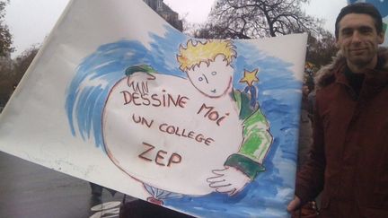 Des manifestants d&eacute;filent &agrave; Paris contre&nbsp;la nouvelle carte de l'&eacute;ducation prioritaire, le 17 d&eacute;cembre 2014. (VIOLAINE JAUSSENT / FRANCETV INFO)