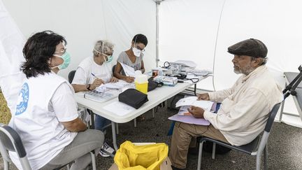 Une équipe de Médecins du monde propose des consultations pendant l'épidémie de Covid-19, à Cayenne (Guyane), le 24 mars 2020. (JODY AMIET / AFP)