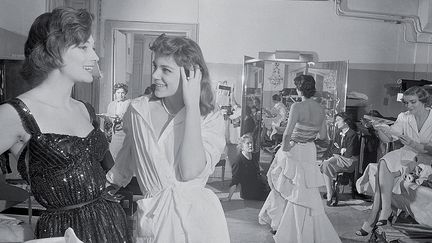 Chanel par Willy Rizzo : Marie-Hélène Arnaud et Vera Valdez avec Mademoiselle Chanel et sa directrice Mademoiselle Lucia, rue Cambon, Paris 1954
 (Willy Rizzo)