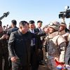 Le dictateur nord-coréen Kim Jong-un salue les diplômés d'une académie militaire en compagnie de ses généraux, à une date non précisée, sur une photo diffusée par la Corée du Nord le 6 octobre 2024. (STR / KCNA VIA KNS / AFP)