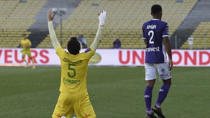 Pedro Chirivella, milieu de terrain nantais célèbre le maintien du FC Nantes en première division à l'issue du match barrage retour contre le Toulouse FC. (SEBASTIEN SALOM-GOMIS / AFP)