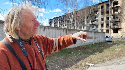 Viktor, habitant d'Hostomel, au Nord-Ouest de Kiev (Ukraine), découvre son quartier détruit par la guerre. (LAURENT MACCHIETTI)