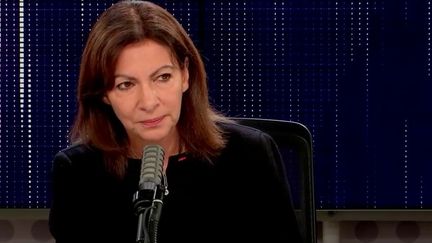 La candidate socialiste à la présidentielle, Anne Hidalgo, invitée des matins présidentiels de franceinfo le 25 octobre 2021. (FRANCEINFO / RADIO FRANCE)