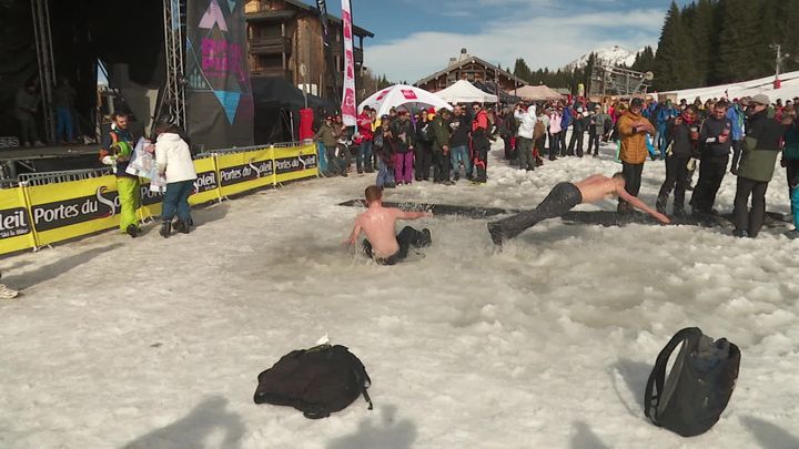 Reckless festival-goers taking an ice bath after Suzane's concert.  (France 3 Alpes D. Borrelly / J. Mériot / S. Dumaine / M. Ducret)