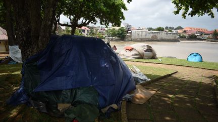 Depuis plusieurs mois, des demandeurs d'asile syriens dormaient sous ces tentes à Cayenne, sur la place des Amandiers. Ils ont été déplacés. (RÉMI BRANCATO / RADIO FRANCE)