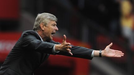 Ars&egrave;ne Wenger, l'entra&icirc;neur d'Arsenal, proteste sur le bord de la touche lors d'un match contre Manchester United, le 29 ao&ucirc;t 2009 &agrave; Manchester (Royaume-Uni). (LAURENCE GRIFFITHS / GETTY IMAGES)