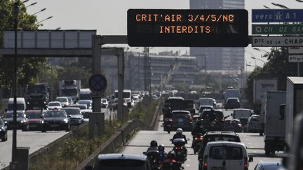 Circulation différenciée à Paris en raison d'un pic de pollution (illustration). (ALAIN JOCARD / AFP)