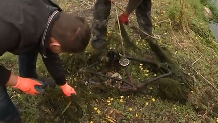 Un vélo retrouvé au fond de l'eau, à Mont-Saint-Éloi, dans le Pas-de-Calais. (FRANCE 3)