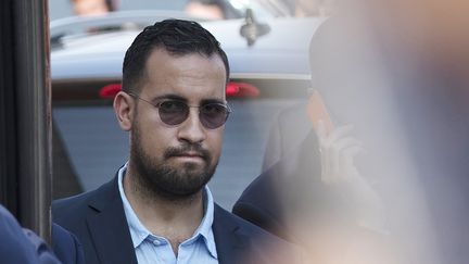 Alexandre Benalla à côté du bus de l'équipe de France de football à l'aéroport Roissy-Charles de Gaulle, le 16 juillet 2018.&nbsp; (THOMAS SAMSON / AFP)