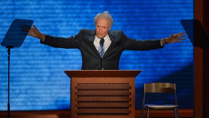 L'acteur et r&eacute;alisateur Clint Eastwood et sa chaise lors de son intervention &agrave; Tampa, le 30 ao&ucirc;t 2012. (STAN HONDA / AFP)
