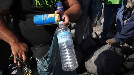 Parmi les objets trouv&eacute;s sur la plage de Sainte-Marie de la R&eacute;union, o&ugrave; se poursuit la recherche de d&eacute;bris de l'avion MH370, des bouteilles d'eau min&eacute;rale avec des id&eacute;ogrammes. (RICHARD BOUHET / AFP)