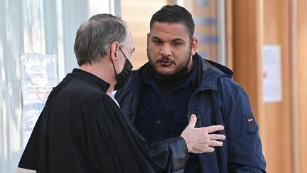 Le pilier international de Montpellier Mohamd Haouas, avec son avocat Marc Gallix, lors de son procès le 4 février 2022 au tribunal correctionnel de Montpellier. (PASCAL GUYOT / AFP)