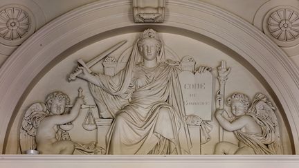 "L'Allégorie de la Justice" dans le Salon d'Honneur au Palais Brongniart à Paris, anciennement appelé Palais de la Bourse.&nbsp;Haut-relief sculpté par Louis-Denis Caillouette, 1790-1868. Photo d'illustration (MANUEL COHEN / AFP)