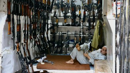 Une manufacture illégale d'armes dans la région de Peshawar, au Pakistan, en avril 2022. (MUHAMMED SEMIH UGURLU / ANADOLU AGENCY)