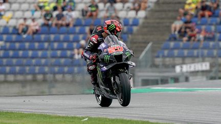 Fabio Quartararo lors&nbsp;des premiers essais du Grand Prix de Spielberg (Autriche), le 19 août 2022. (HASAN BRATIC / AFP)