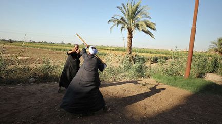 «Le tahtib a largement inspiré d’autres arts, notamment le folklore, le théâtre, la danse orientale appelée aussi la danse du ventre, où les femmes miment les combats avec des cannes dorées légères. (…) Du fait de ses codes, de son histoire et de ses techniques, le tahtib comporte un potentiel considérable pour les pratiquants des Arts Martiaux et pour la société égyptienne en émancipation. Il donne la possibilité, par sa différence, de découvrir autrement» ce sport, «avec un angle nouveau, festif et participatif.» (Mohamed Abd El Ghany / Reuters)