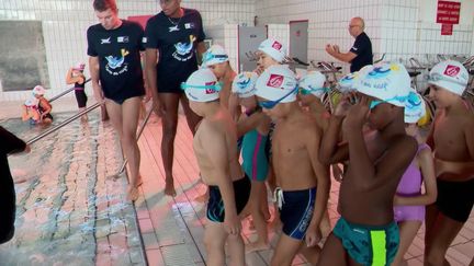 Plusieurs athlètes olympiques ont participé ce mercredi 18 septembre au programme "Nageur et citoyen" qui permet de lutter contre les inégalités d’accès à la pratique de la natation.