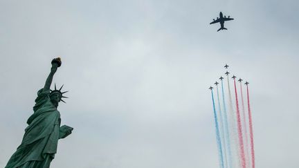 La Patrouille de France, au-dessus de New York, le 25 mars 2017. (EDUARDO MUNOZ ALVAREZ / AFP)