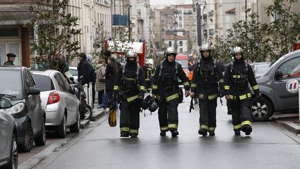 Des pompiers à intervention à Montrouge (Hauts-de-Seine), le 30 janvier 2017. (PATRICK KOVARIK / AFP)