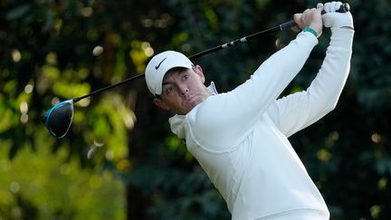 Rory Mcilroy mal embarqué au Masters d'Augusta, le 8 avril 2021 (CHARLIE RIEDEL / AP)