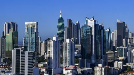 Une vue aérienne du centre financier de Panama City, le 25 avril 2019. Photo d'illustration. (LUIS ACOSTA / AFP)