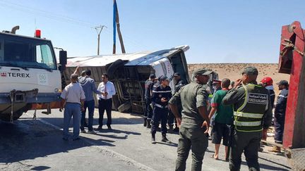 Des secouristes et des forces de sécurité se rassemblent sur les lieux de l'accident de bus sur une autoroute dans la province de Khouribga (Maroc), le 17 août 2022 (AFP)