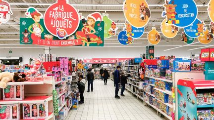 Des clients font leurs achats de Noël dans un supermarché à Valence, dans la Drôme, le 6 novembre 2021. (NICOLAS GUYONNET / HANS LUCAS / AFP)