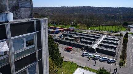 L'hôpital de campagne vu du toit de l'hôpital de Mulhouse, le 8 avril 2020.&nbsp; (PATRICK HERTZOG / AFP)