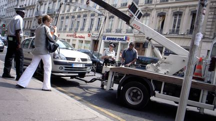 Enl&egrave;vement d'une voiture par la fourri&egrave;re de Lyon (Rh&ocirc;ne), le 13 juillet 2006. (JEAN-PHILIPPE KSIAZEK / AFP)