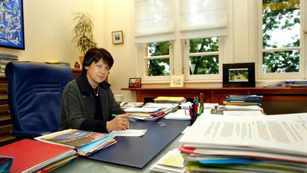 La maire de Lille (Nord), Martine Aubry, dans son bureau, le 8 octobre 2003. (PHILIPPE HUGUEN / AFP)