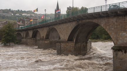 La rivi&egrave;re Ard&egrave;che en crue &agrave; Aubenas, le 23 octobre 2013. (CLAUDE PETITJEAN / CITIZENSIDE / AFP)