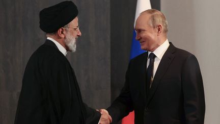 Les présidents&nbsp;iranien et russe Ebrahim Raïssi et&nbsp;Vladimir Poutine, le 15 septembre 2022 à Samarcande (Ouzbékistan).&nbsp; (ALEXANDR DEMYANCHUK / SPUTNIK / AFP)