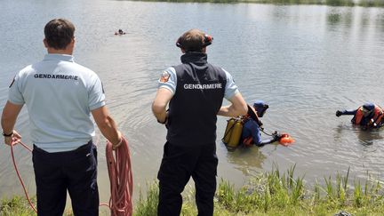 Des plongeurs de la gendarmerie nationale, le 4 juin 2013, à Issoire (Puy-de-Dôme). (THIERRY ZOCCOLAN / AFP)