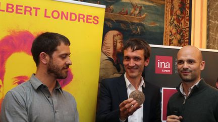 Julien Fouchet (au centre avec la médaille) et Sylvain Le Petit (à droite) posent le 12 mai 2014 à Bordeaux aux côtés de Romeo Langlois (à gauche), le lauréat du Prix Albert Londres 2013.
 (Nicolas Tucat / AFP)