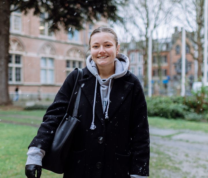 Marie pose&nbsp;dans la cour de&nbsp;l'université catholique de Lille, le 1er avril 2022. (PIERRE MOREL / FRANCEINFO)