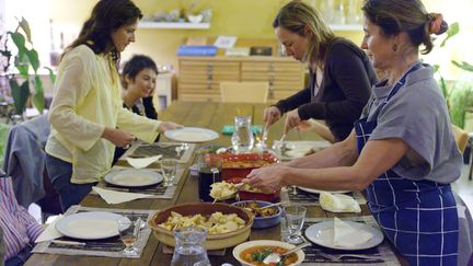 Pr&eacute;paration du repas au Mas Escombelle, &agrave; Barjac (Gard). (AFP)