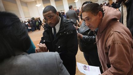 Des demandeurs d'emploi, &agrave; Chicago (Etats-Unis), le 9 novembre 2012. (SCOTT OLSON / GETTY IMAGES NORTH AMERICA / AFP)