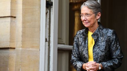 Elisabeth Borne souhaite assouplir les délais de prescription pour les victimes de violeurs en série. (ALAIN JOCARD / AFP)