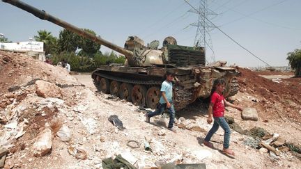 Un tank de l'arm&eacute;e syrienne captur&eacute; par des rebelles, pr&egrave;s d'Alep (Syrie), le 1er ao&ucirc;t 2012. (AHMAD GHARABLI / AFP)