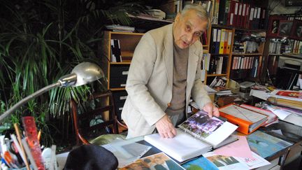 Arsène Tchakarian dans son pavillon de Vitry-sur-Seine transformé en centre d'archives, le 10 novembre 2011. (BERANGERE LEPETIT / MAXPPP)