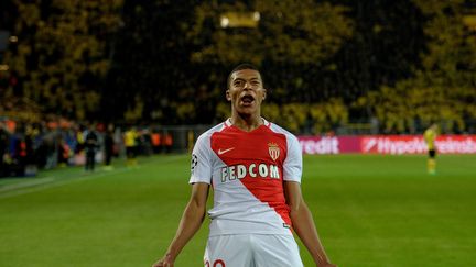 La joie du prodige monégasque Kylian Mbappé lors du quart de finale aller de Ligue des champions à Dortmund. (SASCHA SCHUERMANN / AFP)