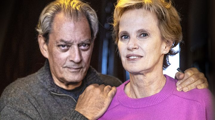 Le romancier américain Paul Auster avec son épouse Siri Hustvedt dans leur maison de Brooklyn (Etats-Unis), le 31 janvier 2020. (EVA TEDESJO/DN/TT NEWS AGENCY/AFP)