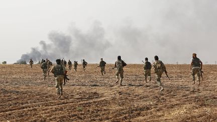 Des combattants syriens pro-Turquie prennent part à l'offensive d'Ankara contre des forces kurdes dans le nord-est de la Syrie, le 11 octobre 2019.&nbsp; (NAZEER AL-KHATIB / AFP)