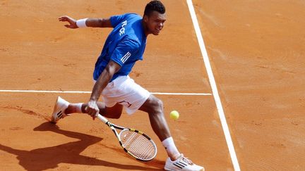 Le Fran&ccedil;ais Jo-Wilfried Tsonga face &agrave; Ryan Harrison pendant les quarts de finale de la coupe Davis, &agrave; Monaco, le 6 avril 2012. (SEBASTIEN NOGIER / AFP)