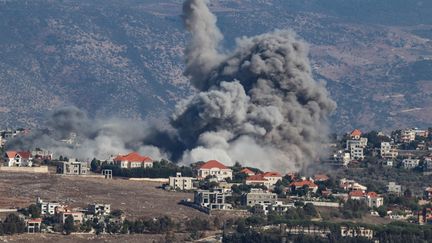 De la fumée s'élève d'un site ciblé par une frappe israélienne près du village de Khiam (sud du Liban), le 25 septembre 2024. (RABIH DAHER / AFP)