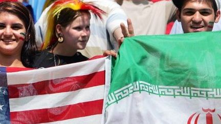 Supporters américains et iraniens lors d'un match du Mondial de 2006 en Allemagne. (BEHROUZ MEHRI / AFP)