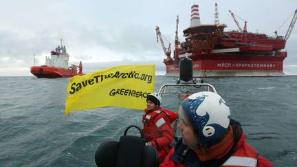 Six activistes de Greenpeace ont escalad&eacute; une plate-forme p&eacute;troli&egrave;re du g&eacute;ant russe Gazprom, situ&eacute;e dans la mer de Pechora,&nbsp;le 24 ao&ucirc;t 2012 dans la matin&eacute;e.&nbsp; (DENIS SINYAKOV / AP / SIPA )