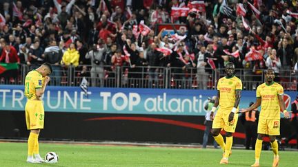 Les Canaris désabusés après le deuxième but brestois, le 3 mai 2023, au stade Francis-Le Blé. (DAMIEN MEYER / AFP)